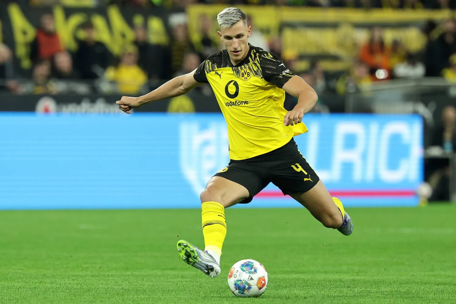 نيكو شلوتربيك مدافع فريق بوروسيا دورتموند (إ.ب.أ)