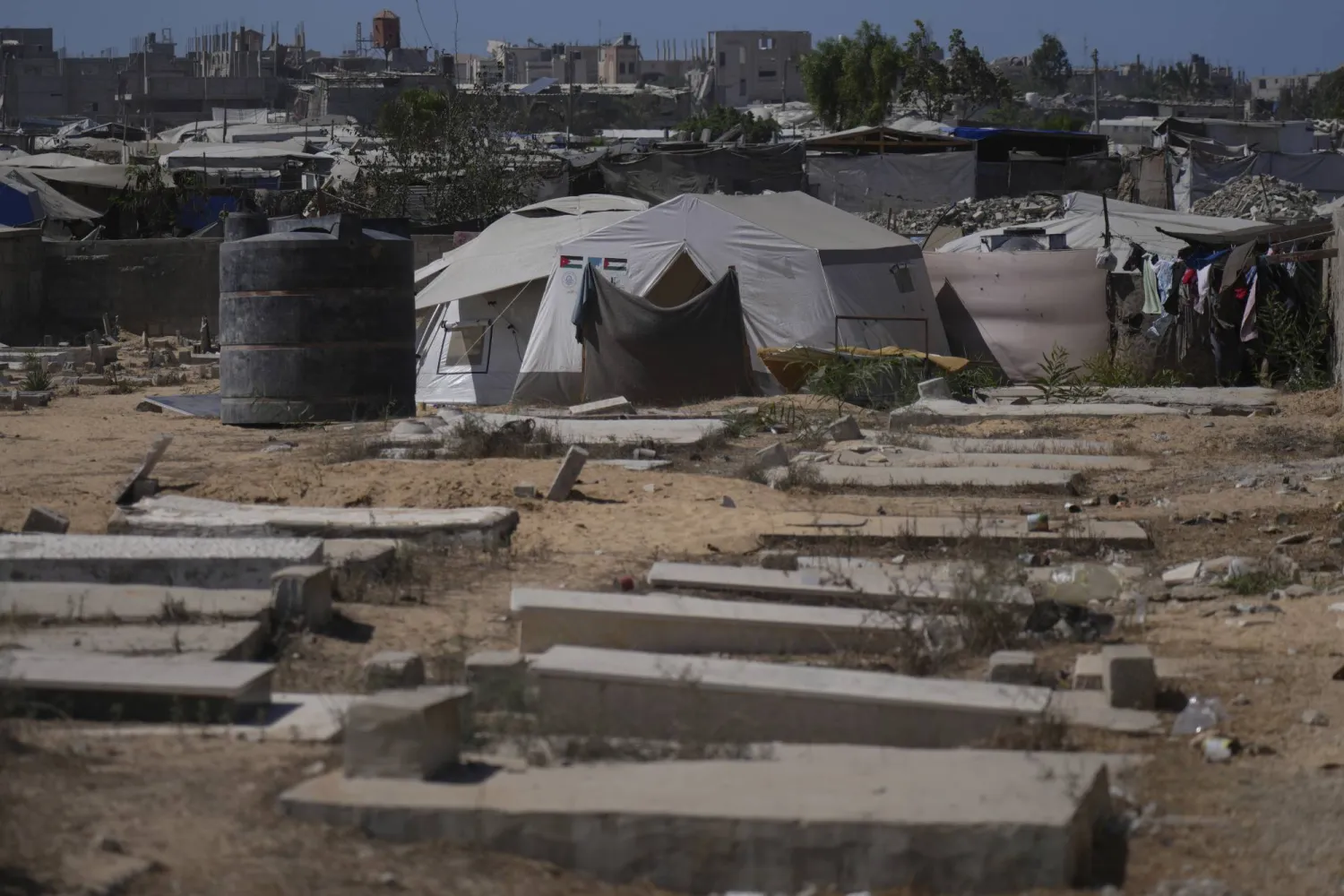 صورة التُقطت يوم السبت 20 سبتمبر 2025 تظهر خياماً مؤقتة لإيواء فلسطينيين نازحين وقد تم نصبها في مقبرة في خان يونس جنوب قطاع غزة (أ.ب)