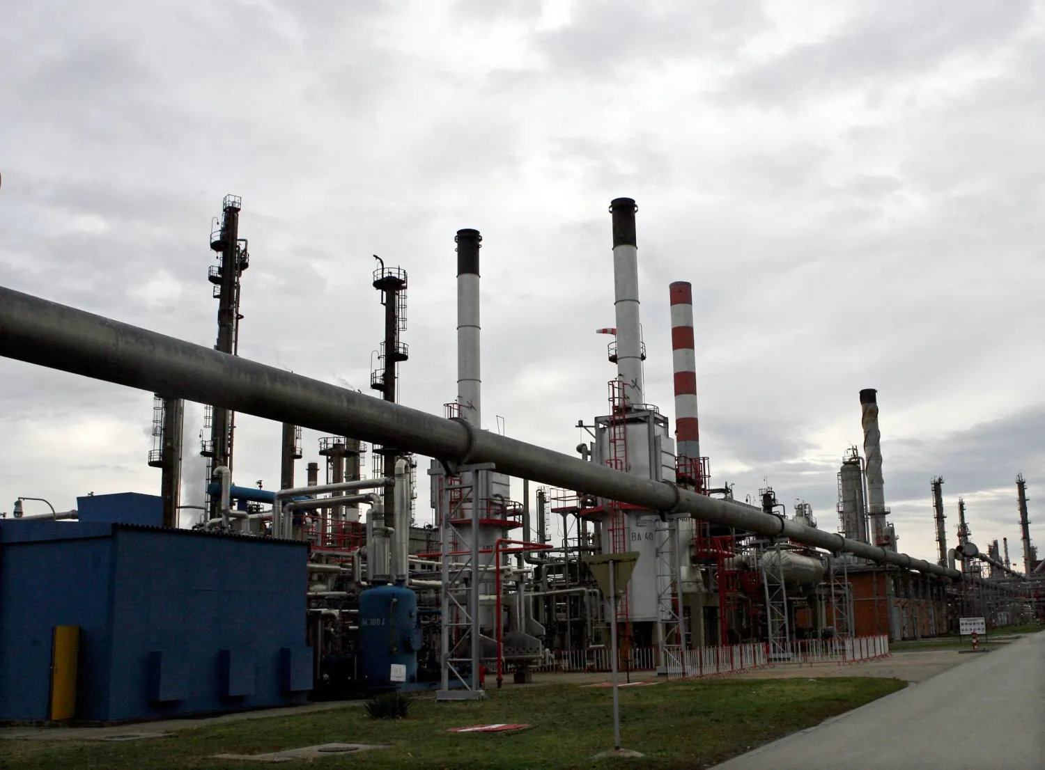 مصفاة نفطية في مدينة بانسيفو الصربية (رويترز)