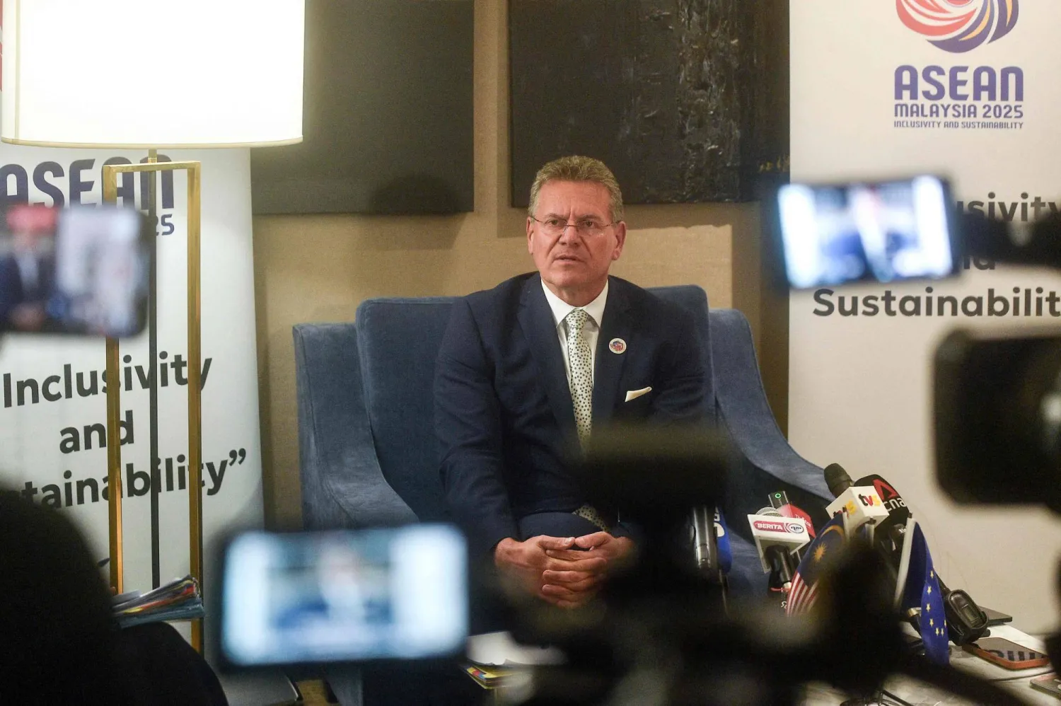 ماروس سيفكوفيتش خلال جلسة على هامش اجتماع وزراء اقتصاد الآسيان في كوالالمبور 25 سبتمبر 2025 (أ.ف.ب)
