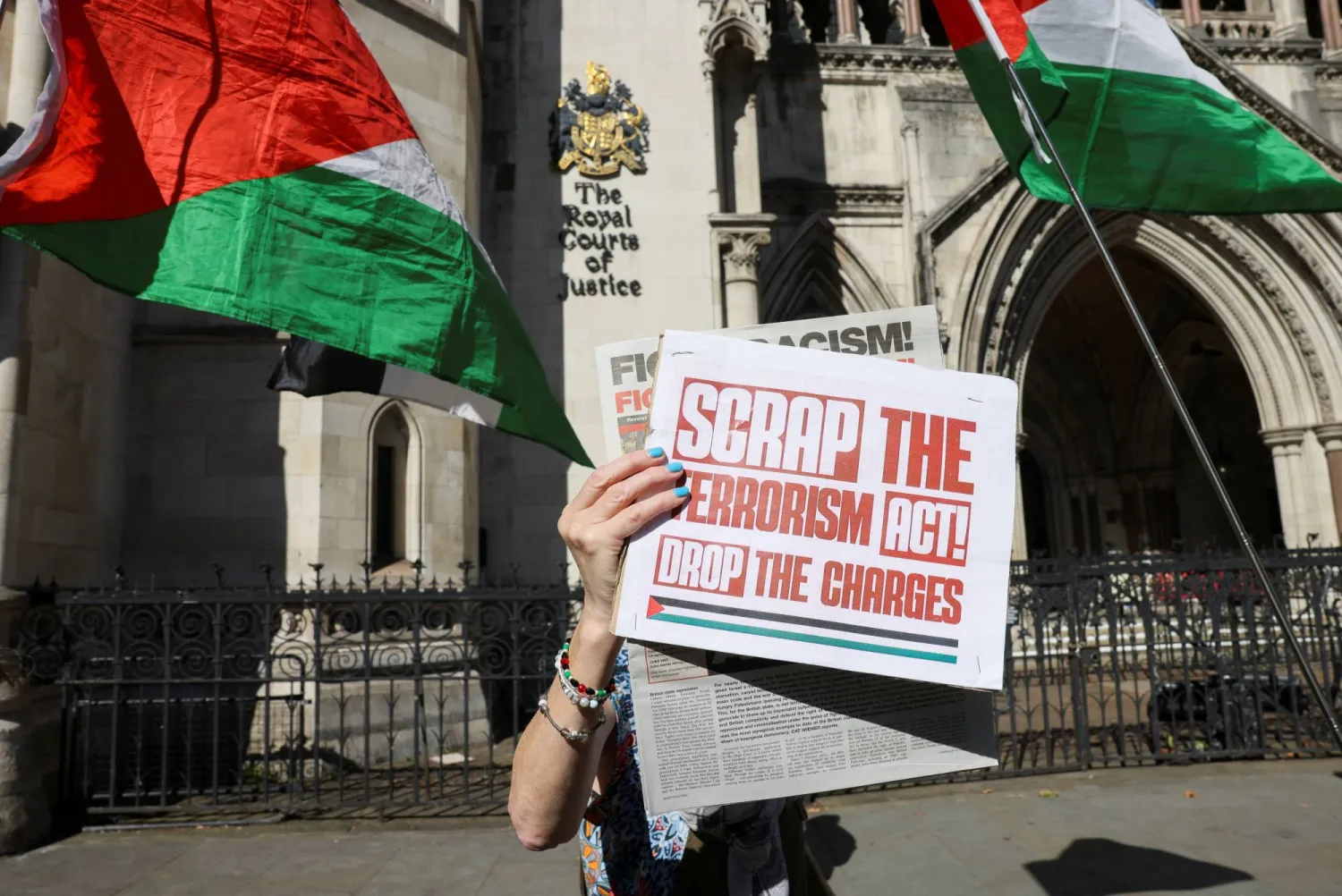 لافتة دعماً لحركة «فلسطين أكشن» خارج محكمة بريطانية (رويترز)