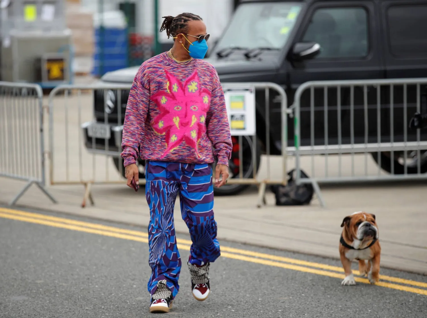 لويس هاميلتون سائق فيراري وكلبه روسكو (رويترز)