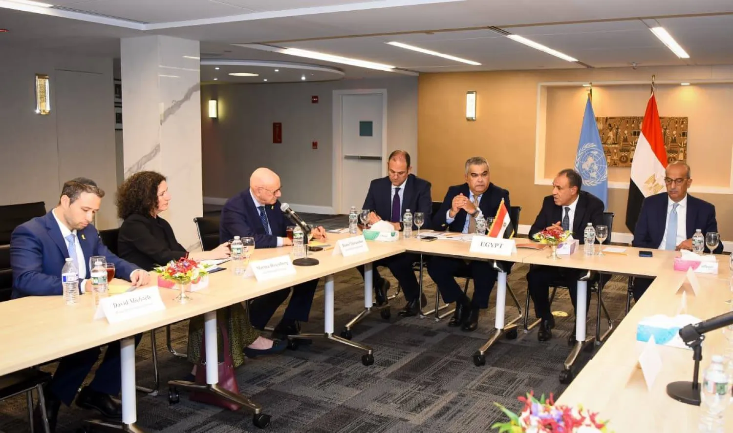 بدر عبد العاطي خلال لقاء قيادات اللجنة اليهودية الأميركية في نيويورك (الخارجية المصرية)