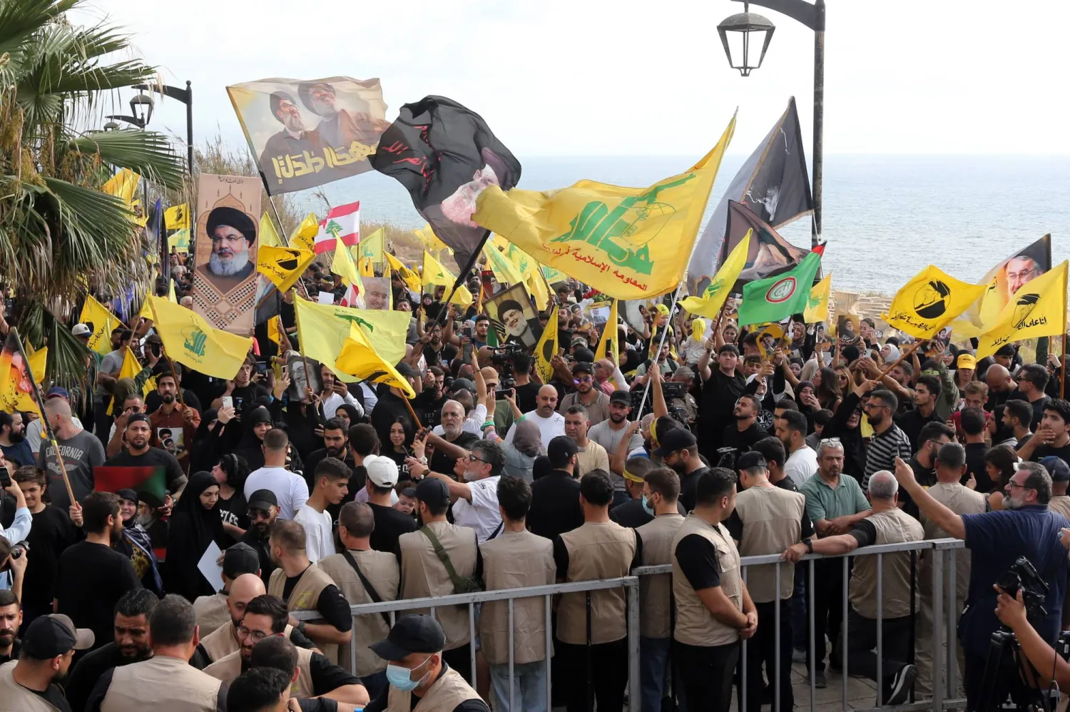 مناصرون لـ«حزب الله» يشاركون في ذكرى اغتيال نصر الله أمام صخرة الروشة في بيروت (إ.ب.أ)