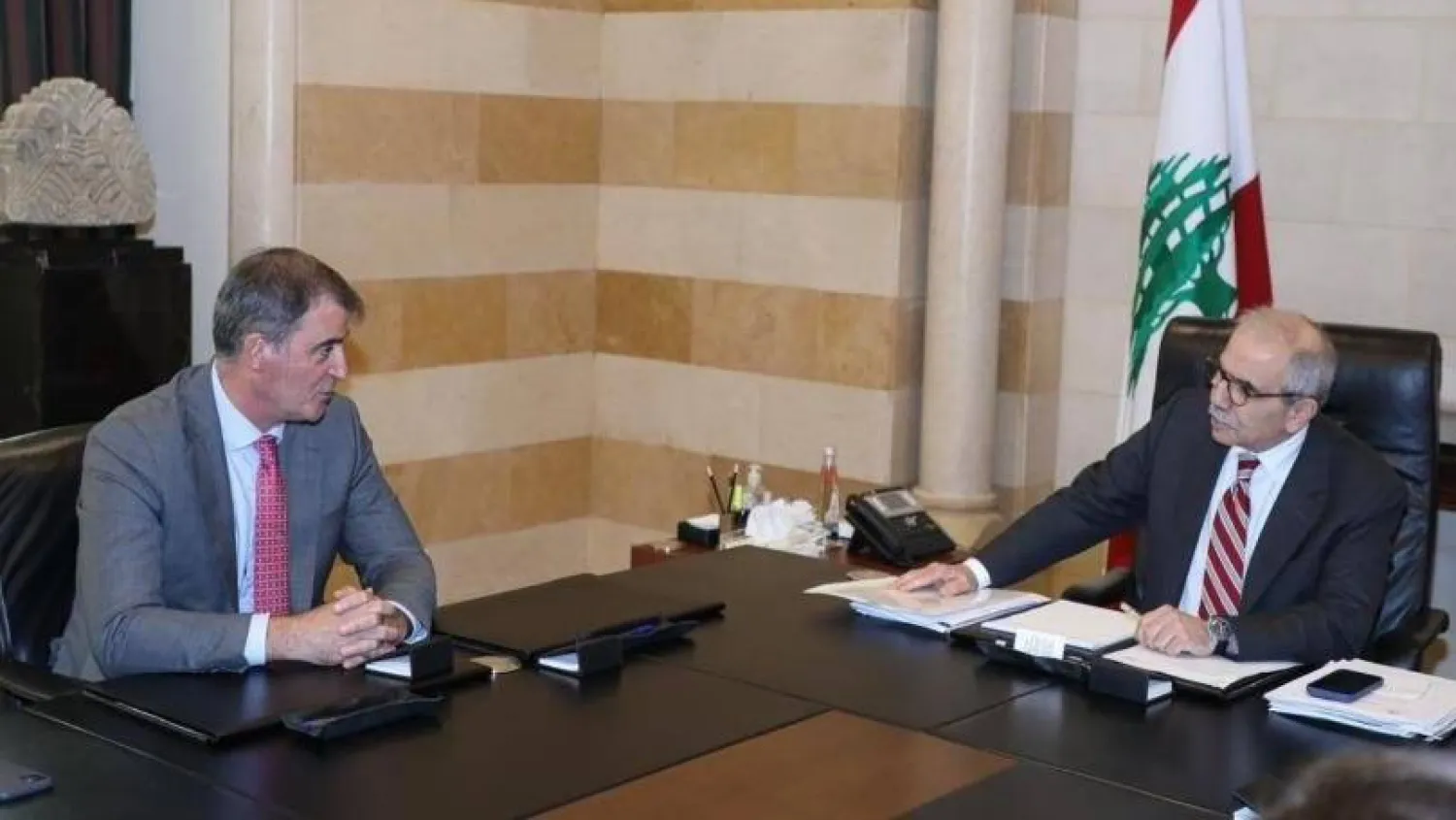 رئيس الحكومة اللبنانية نواف سلام ملتقياً رئيس بعثة صندوق النقد الدولي (الوكالة الوطنية)