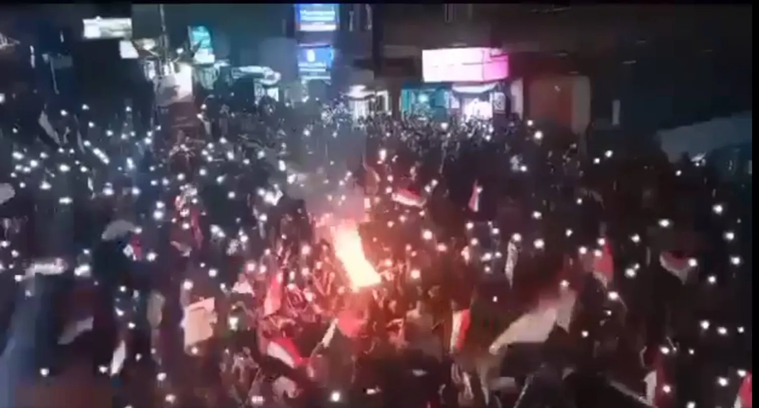 المئات من سكان إب خرجوا إلى الشوارع للاحتفال بذكرى الثورة برغم الإجراءات القمعية الحوثية (إكس)