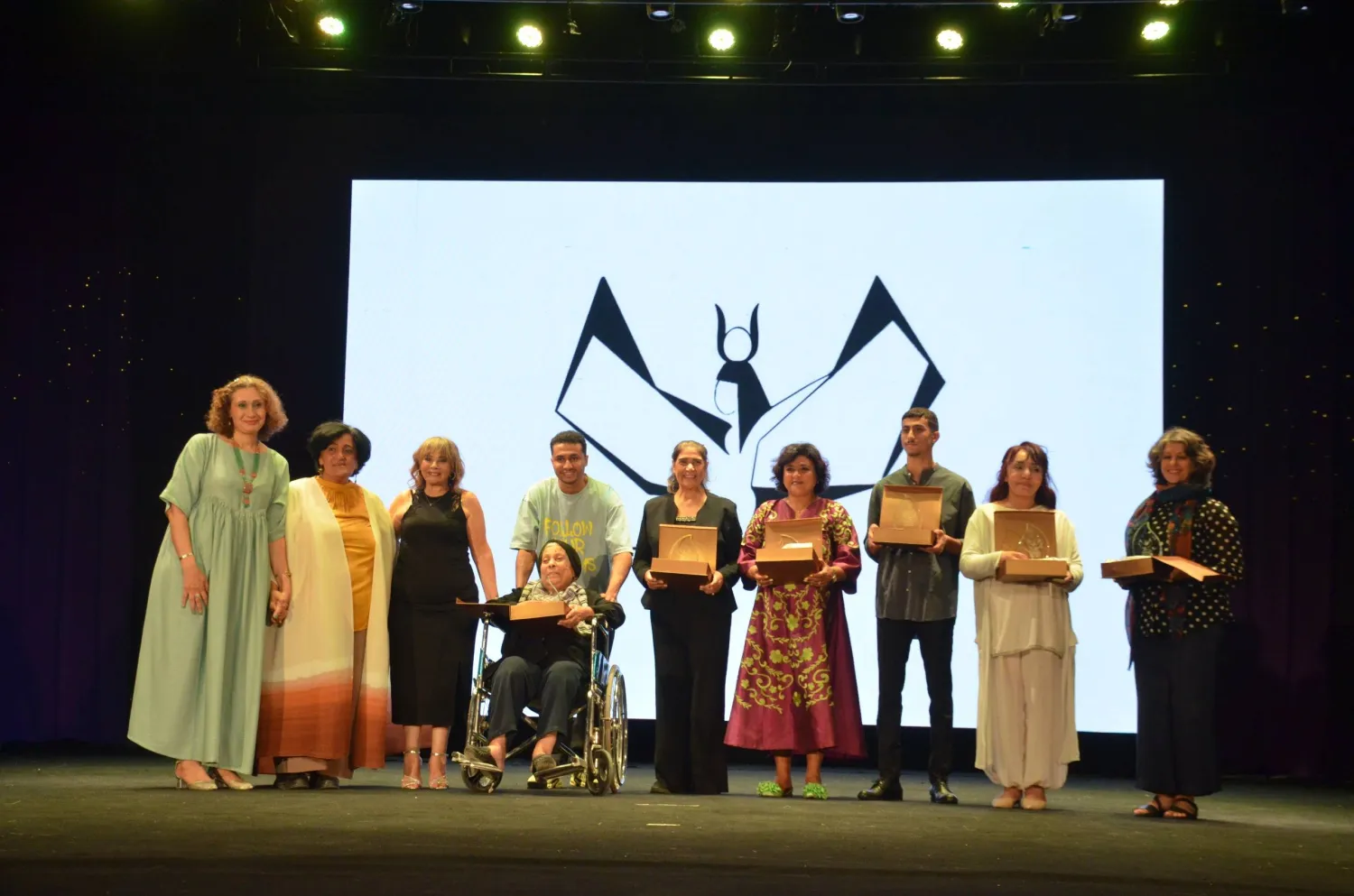 صورة تذكارية للمكرمات على خشبة المسرح (إدارة المهرجان)