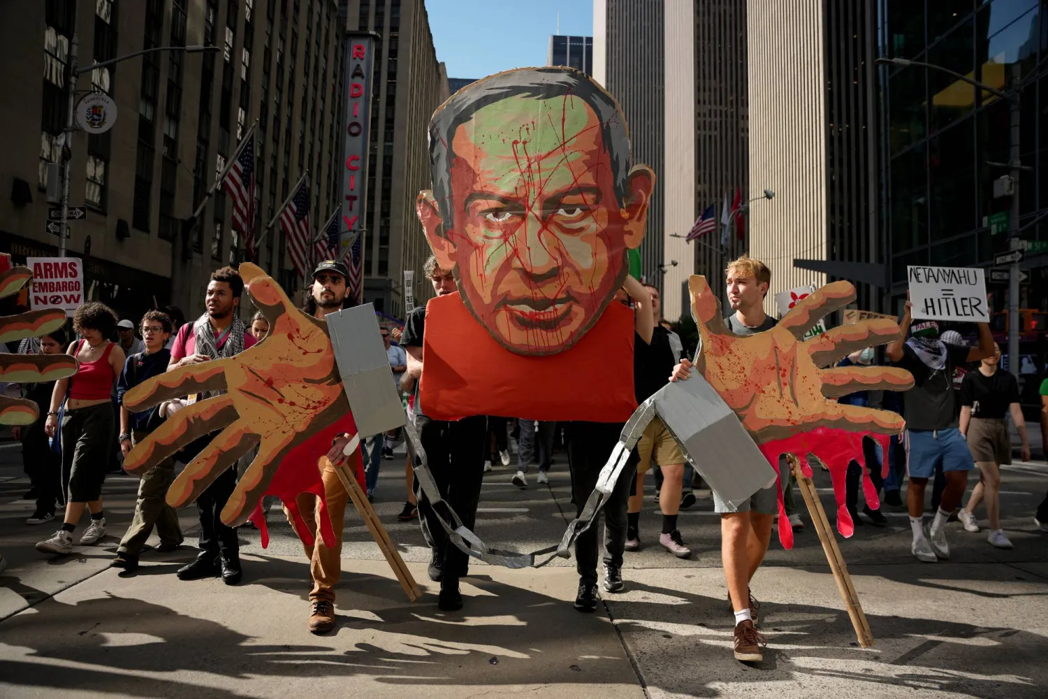 مسيرة على طول الجادة السادسة خلال احتجاج مؤيد للفلسطينيين (أ.ب)