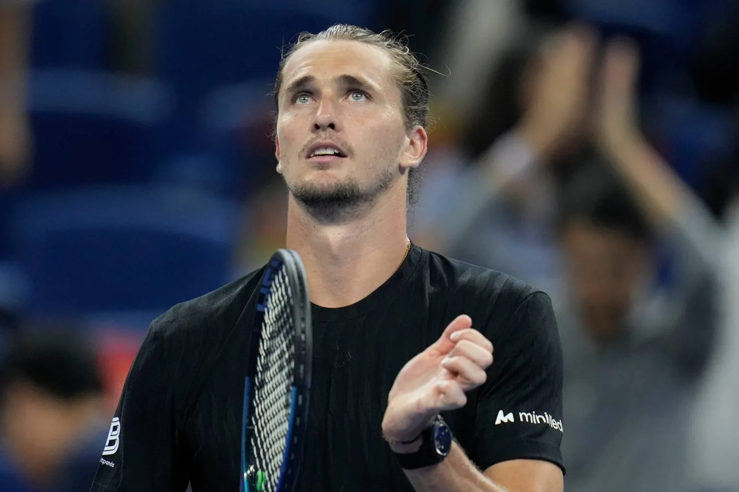 الألماني ألكسندر زفيريف يتقدم في بكين (أ.ب)