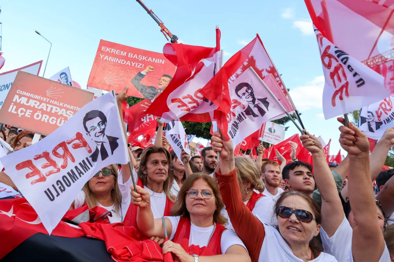 مظاهرة لأنصار حزب «الشعب الجمهوري» في إسطنبول للمطالبة بإطلاق سراح رئيس بلدية إسطنبول المحتجز أكرم إمام أوغلو (حزب «الشعب الجمهوري» - «إكس»)