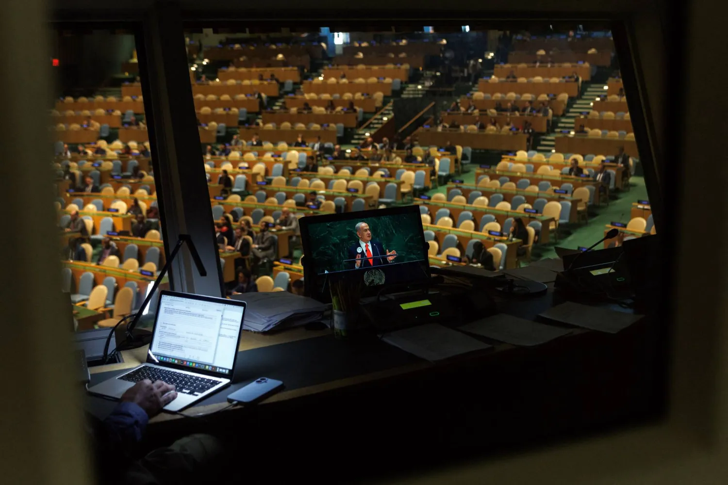 يظهر رئيس الوزراء الإسرائيلي بنيامين نتنياهو على شاشة في كابينة الترجمة خلال الدورة الثمانين للجمعية العامة للأمم المتحدة (أ.ف.ب)