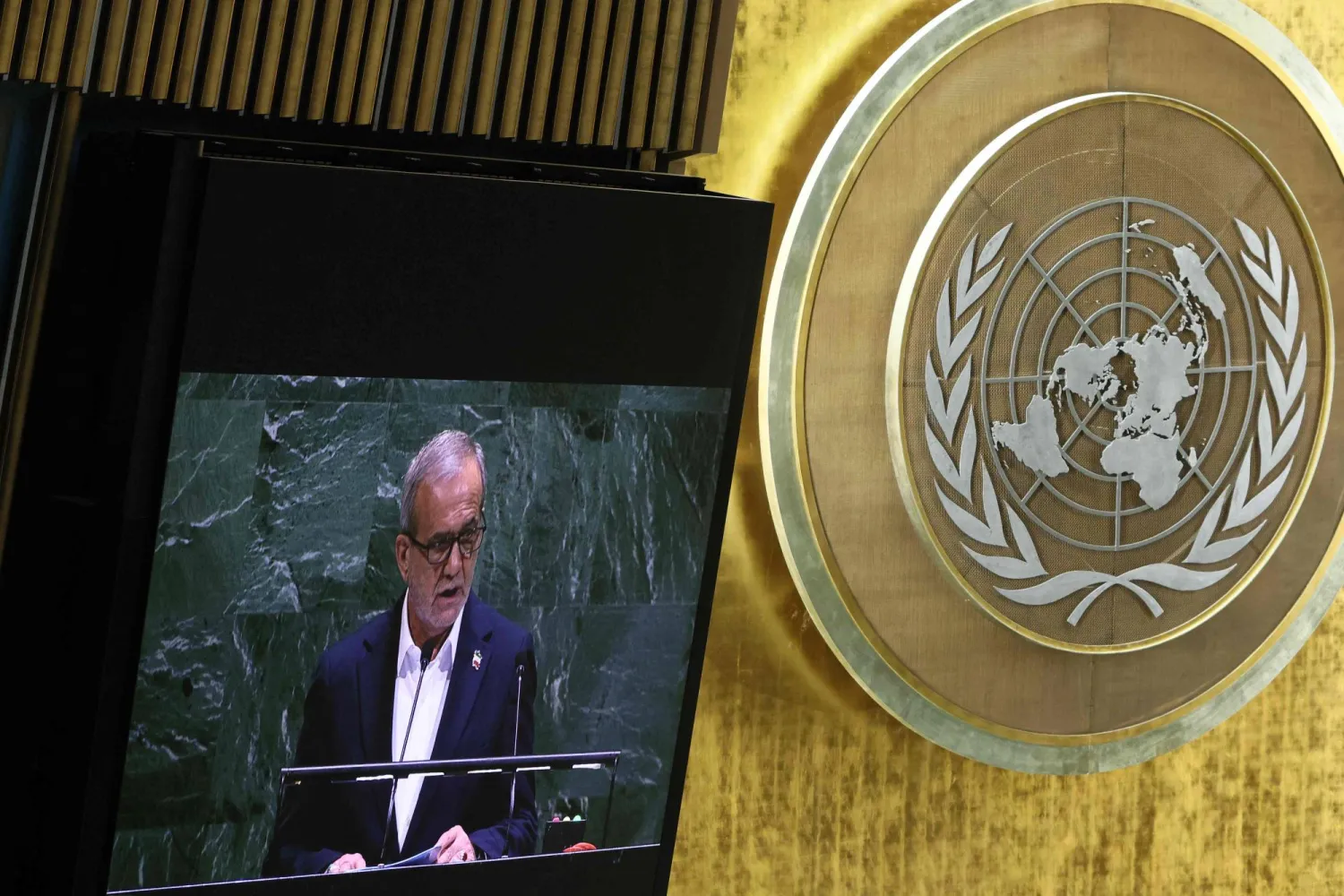 الرئيس الإيراني مسعود بزشكيان يلقي كلمة خلال الجمعية العامة للأمم المتحدة في مقر المنظمة بنيويورك في 24 سبتمبر 2025 (غيتي)