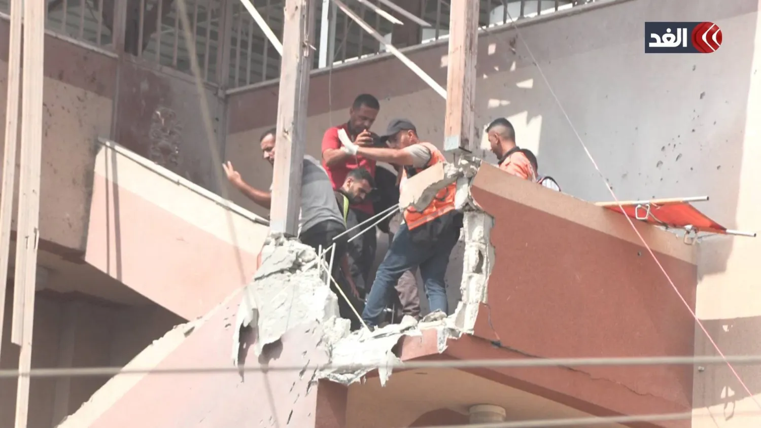 لقطة من فيديو يُظهر اللحظة التي سبقت قصف الجيش الإسرائيلي لمستشفى ناصر للمرة الثانية خلال دقائق في 25 أغسطس 2025 (رويترز)