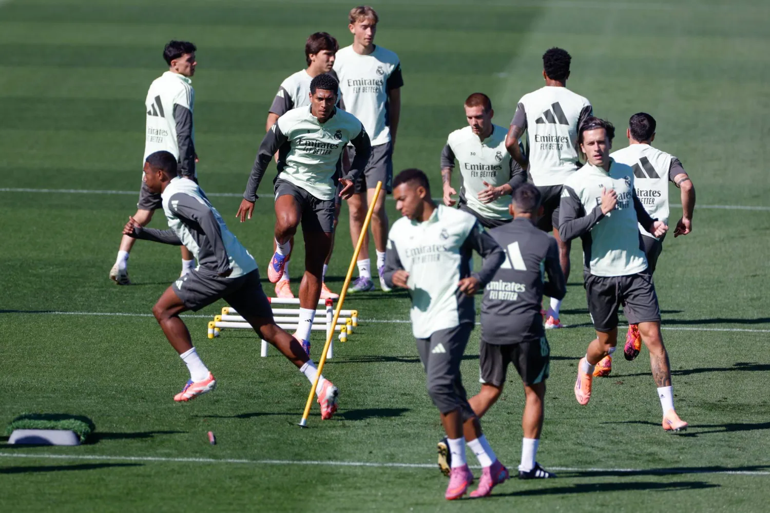 يطمح أتلتيكو مدريد لاستعادة توازنه على حساب الريال بعد انطلاقة غير مستقرة (إ.ب.أ)