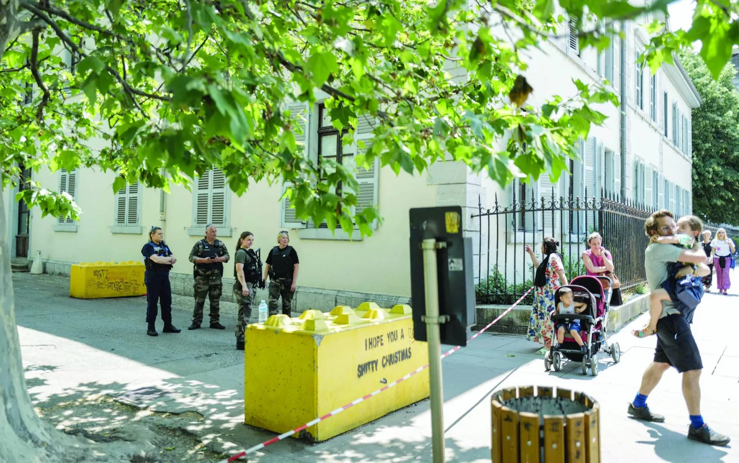 أفراد الشرطة الفرنسية يحافظون على طوق أمني في أنيسي جنوب شرقي فرنسا (أ.ف.ب)