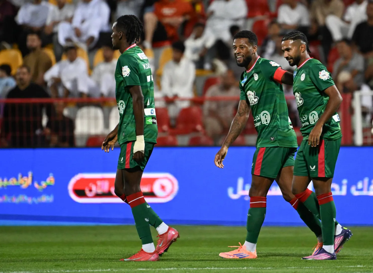 الهولندي جورجينيو فينالدوم قائد فريق الاتفاق والاحتفال بالهدف الثالث (تصوير: علي خمج)