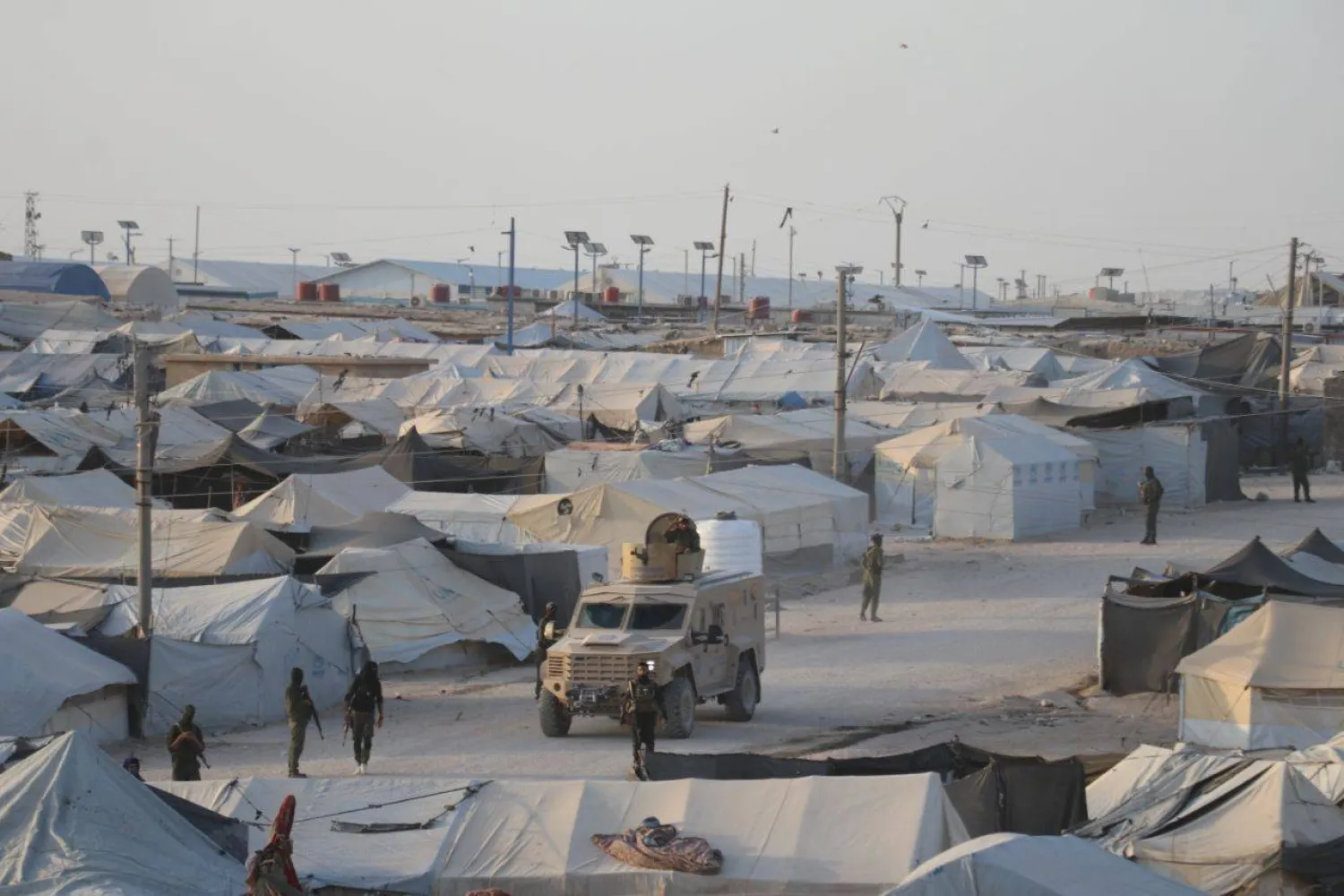 لقطة عامة لمخيم الهول في سوريا خلال عمليات تفتيش (الشرق الأوسط)