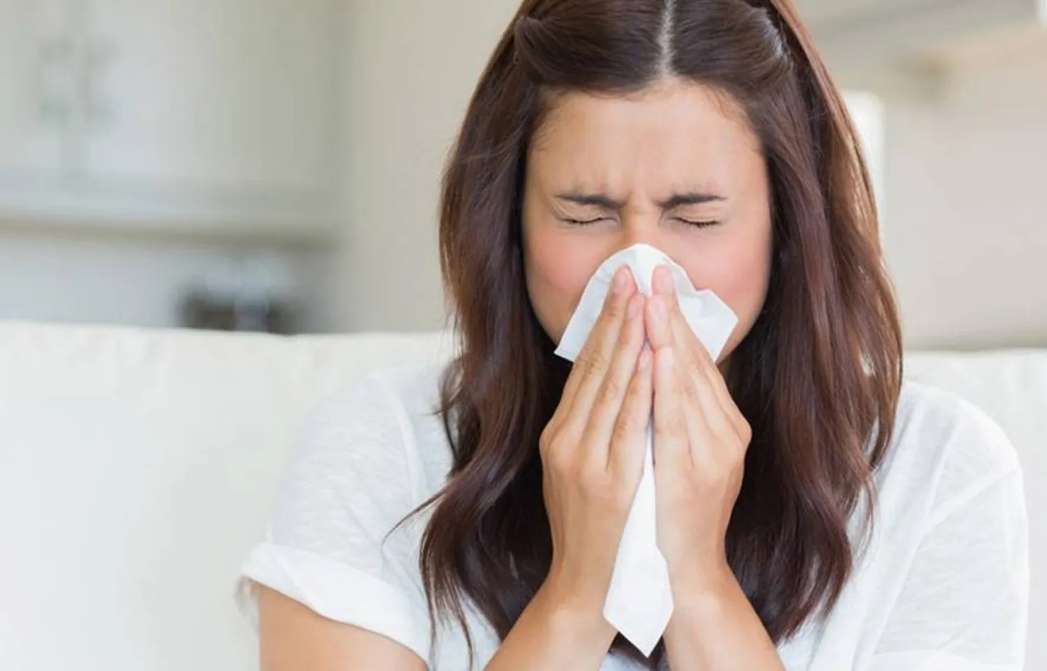 يُصاب الشخص البالغ بنزلتين أو 3 نزلات برد سنوياً (أرشيفية - رويترز)