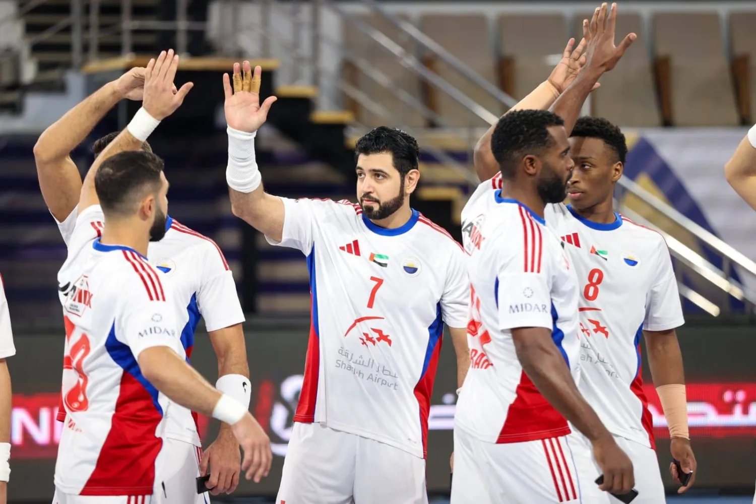 لاعبو الشارقة يحتفلون بالفوز (موقع النادي)