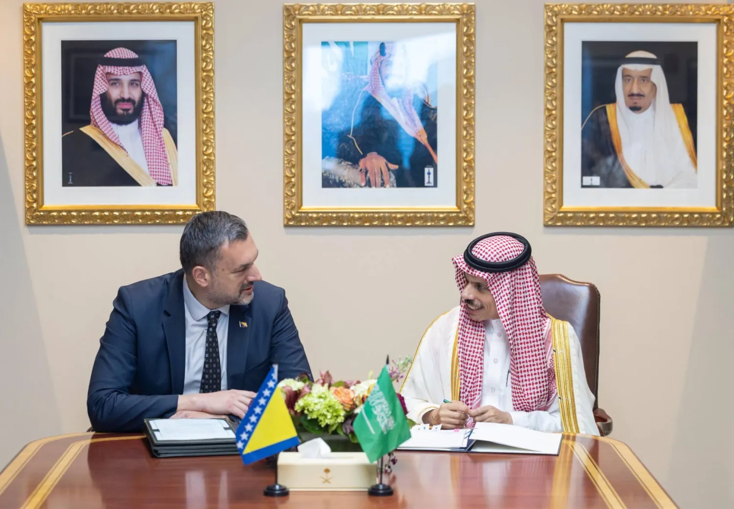 بن فرحان وكوناكوفيتش خلال توقيع اتفاقية الإعفاء من تأشيرة الإقامة القصيرة لحاملي الجوازات الدبلوماسية والخاصة والخدمة (واس)