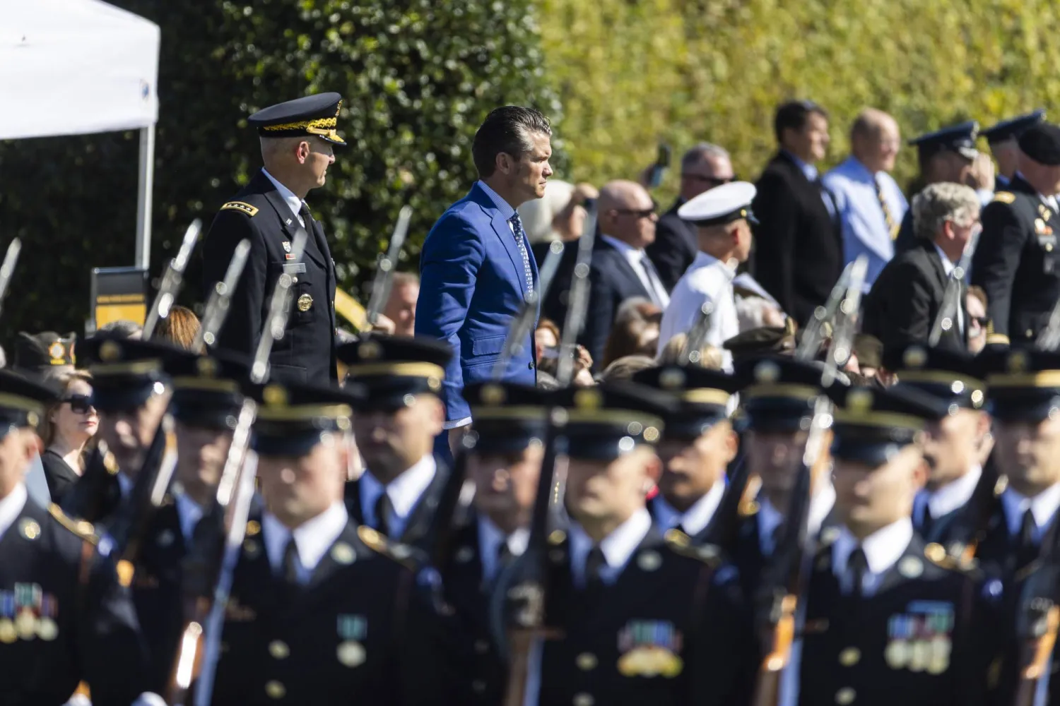 وزير الدفاع الأميركي بيت هيغسيث يتوسط قادة عسكريين خلال حضوره احتفالية في البنتاغون (أرشيفية - رويترز)