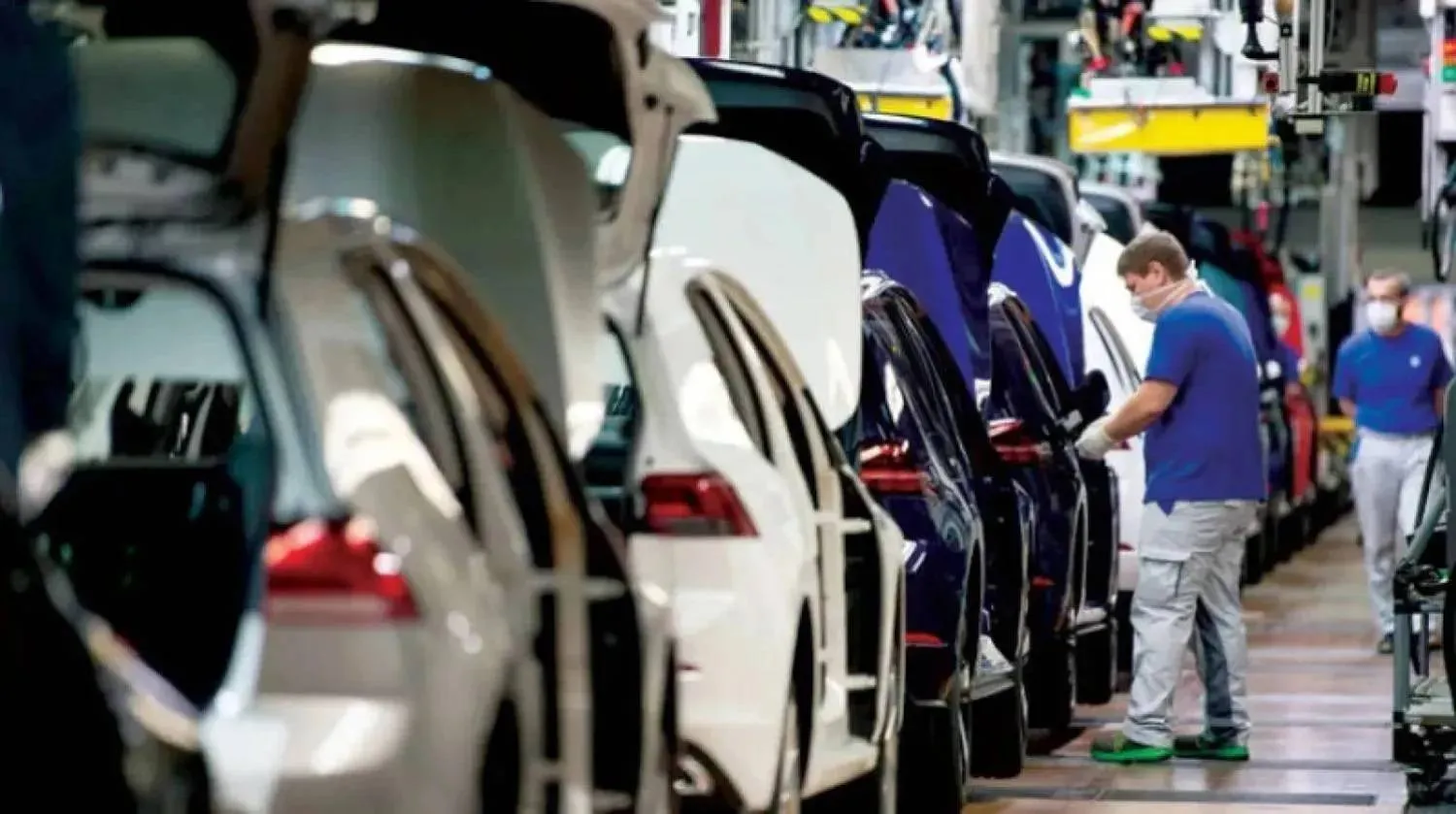 مصنع لإنتاج السيارات في ألمانيا (رويترز)