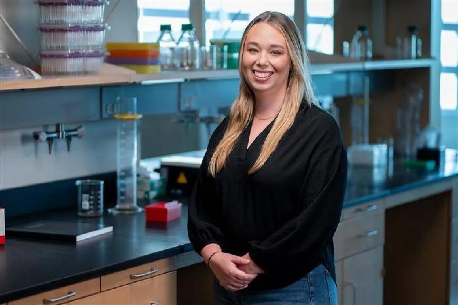 الباحثة الرئيسية باميلا بريغليت تقف في أحد مختبرات المستشفى (مستشفى سانت جود لأبحاث الأطفال)