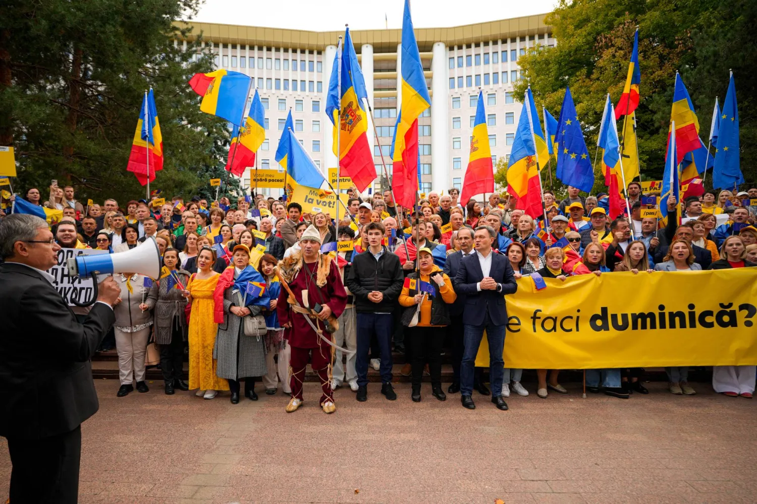 أشخاص يلوّحون بالأعلام المولدوفية خلال مظاهرة مؤيدة للاتحاد الأوروبي في كيشيناو (أ.ب)