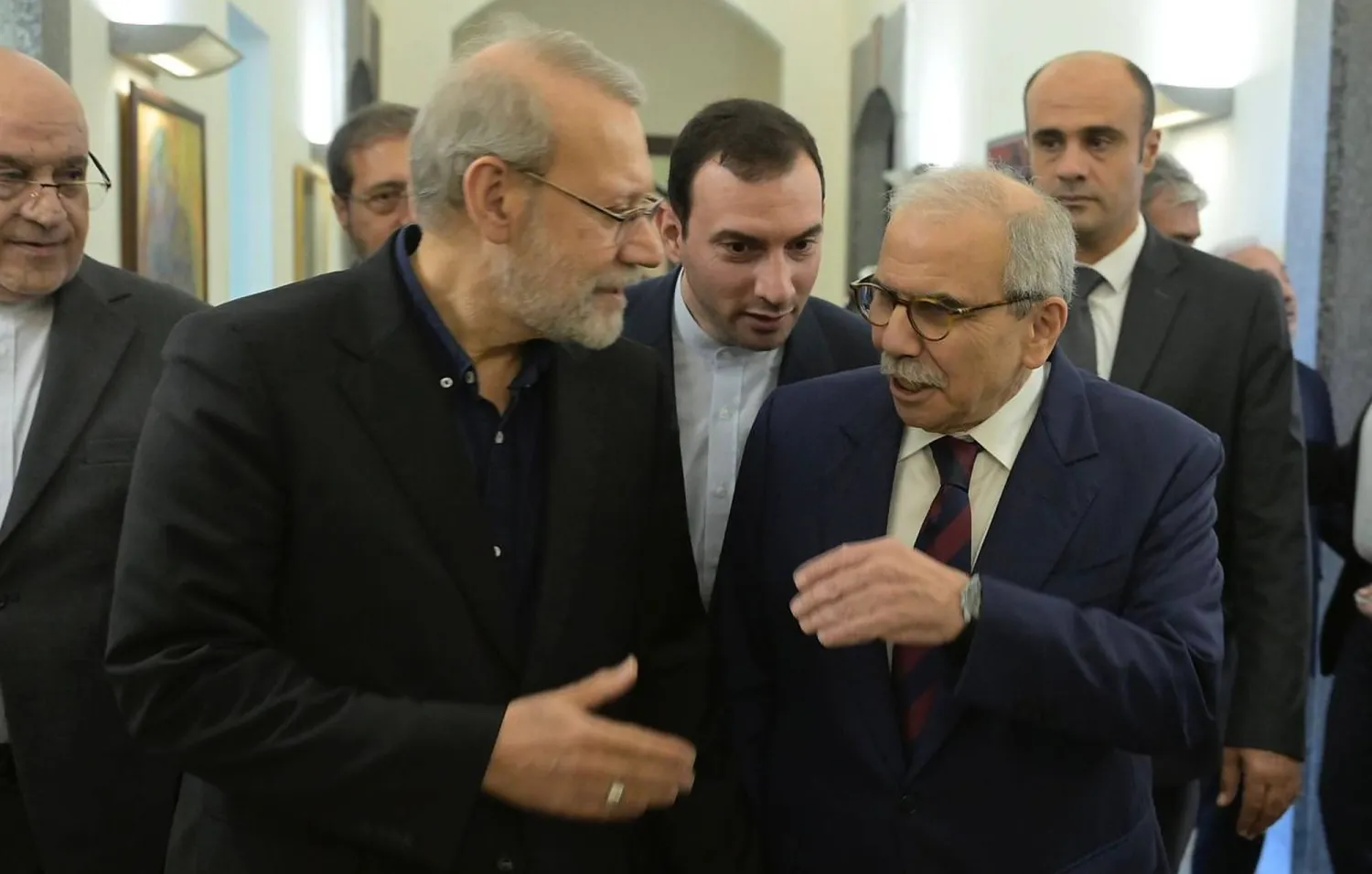 رئيس وزراء لبنان نواف سلام يلتقي الأمين العام للمجلس الأعلى للأمن القومي الإيراني علي لاريجاني بمقر الحكومة في بيروت (أ.ب)