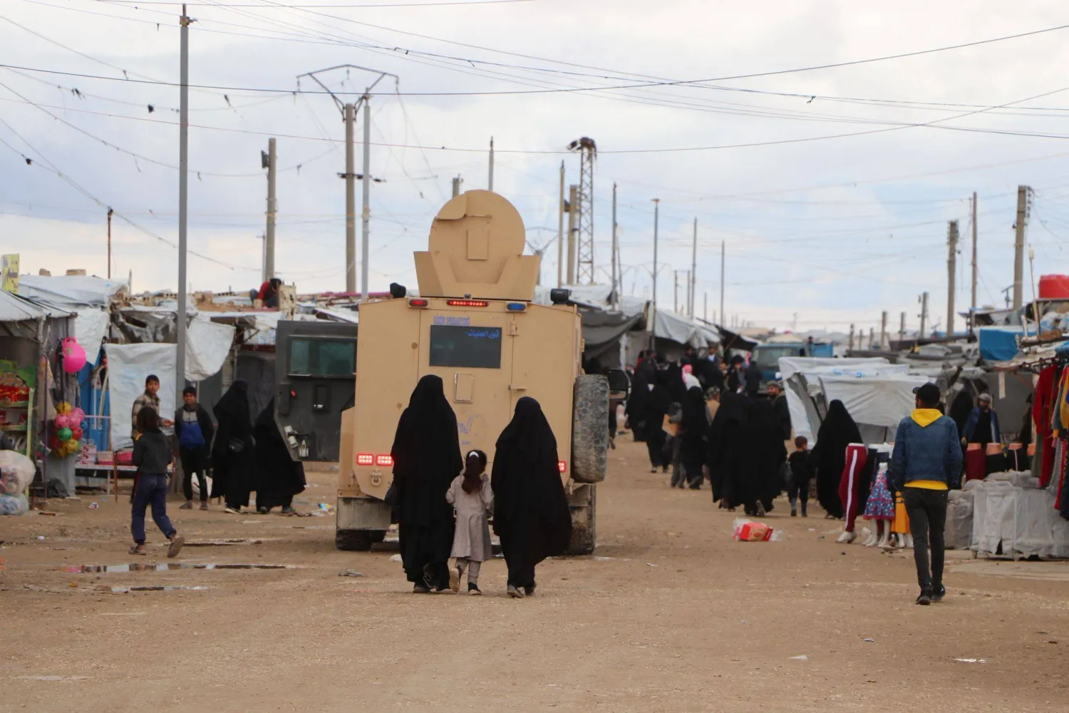 نساء بالقرب من مقر أمني داخل مخيم «الهول» خلال عمليات التفتيش (الشرق الأوسط)