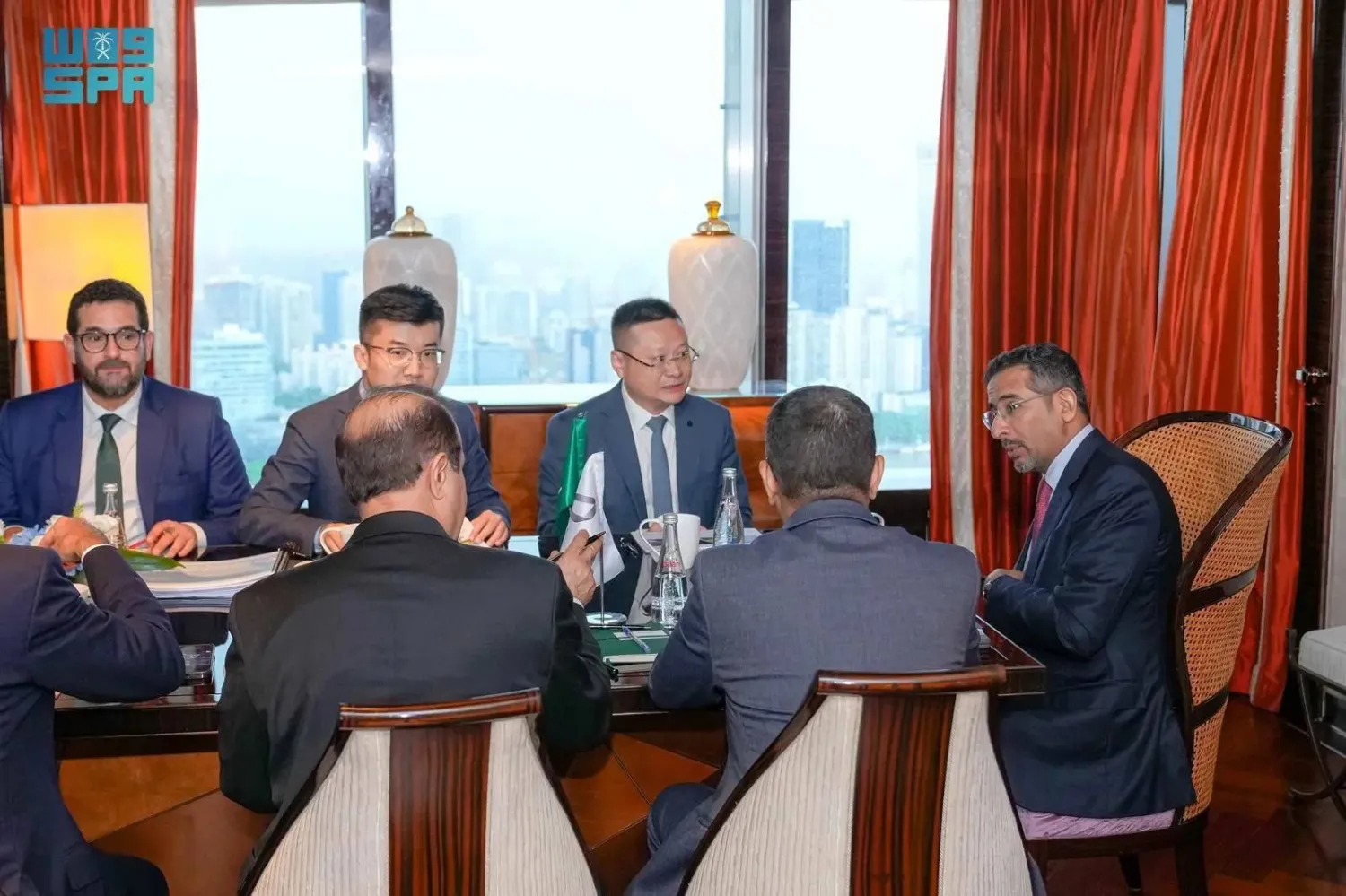 الخريف خلال لقائه مجموعة من رؤساء الشركات الصينية في شنغهاي (واس)