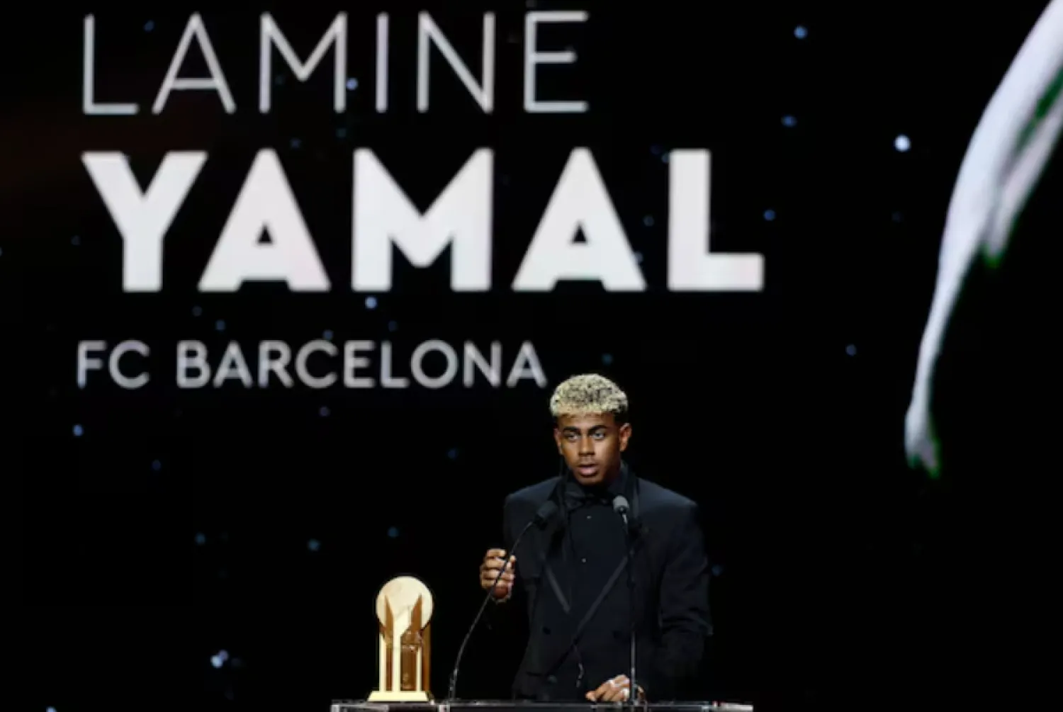 Soccer Football - Ballon d'Or - Theatre du Chatelet, Paris, France - September 22, 2025 FC Barcelona's Lamine Yamal makes a speech after winning the men's Kopa Trophy REUTERS/Benoit Tessier 