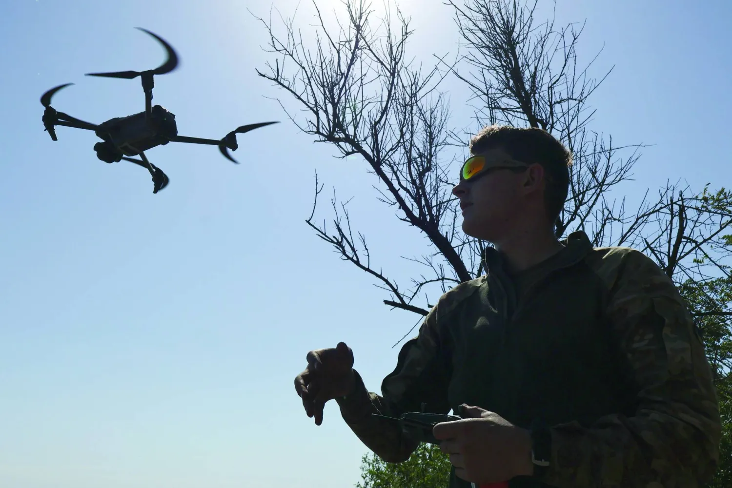 جندي أوكراني خلال تدريبات بالطائرات المسيّرة قبل التوجه إلى خط الجبهة في منطقة زابوريجيا (إ.ب.أ)