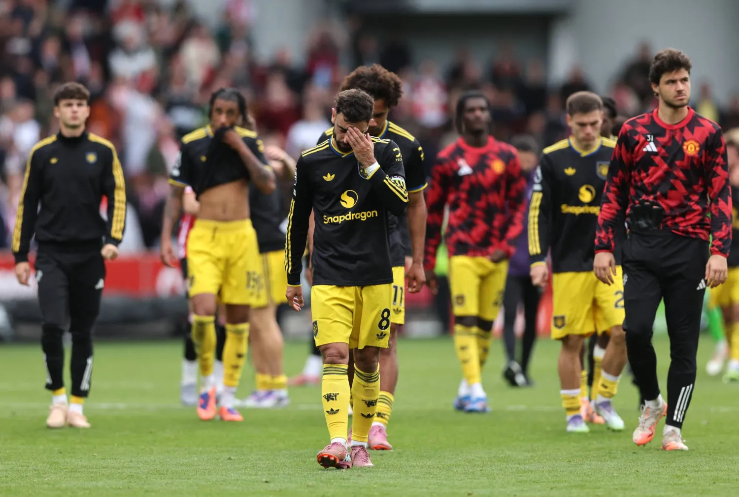 حسرة لاعبي مان يونايتد بعد الهزيمة الجديدة أمام برنتفورد (رويترز)