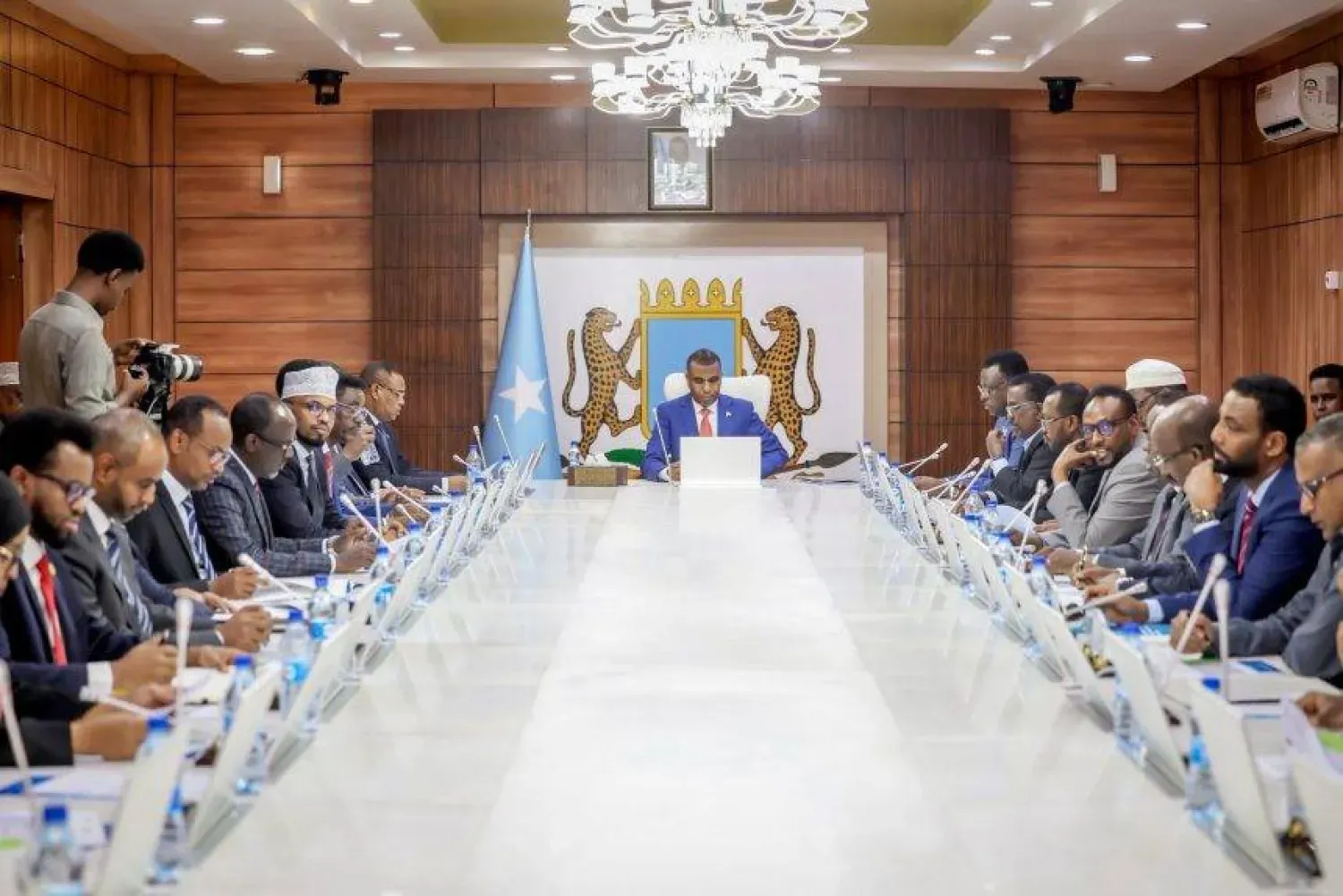 Somali Başbakanı kabine üyeleriyle bir araya geldi. (Somali resmi haber ajansı SONNA)
