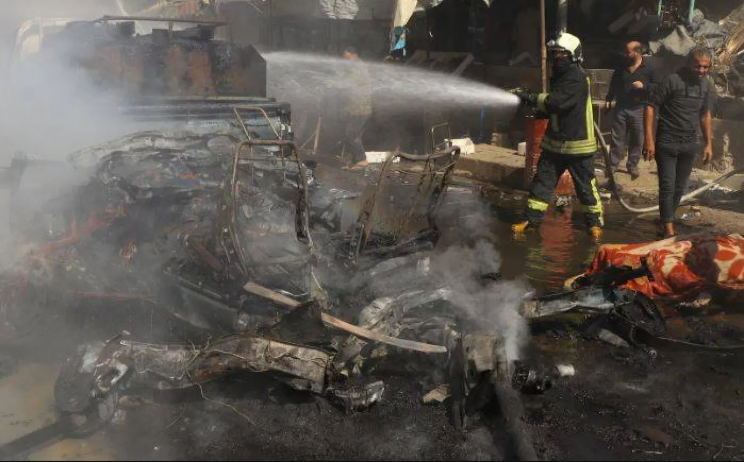 رجال الإطفاء بموقع انفجار سيارة مفخخة في عفرين بسوريا (أرشيفية - رويترز)
