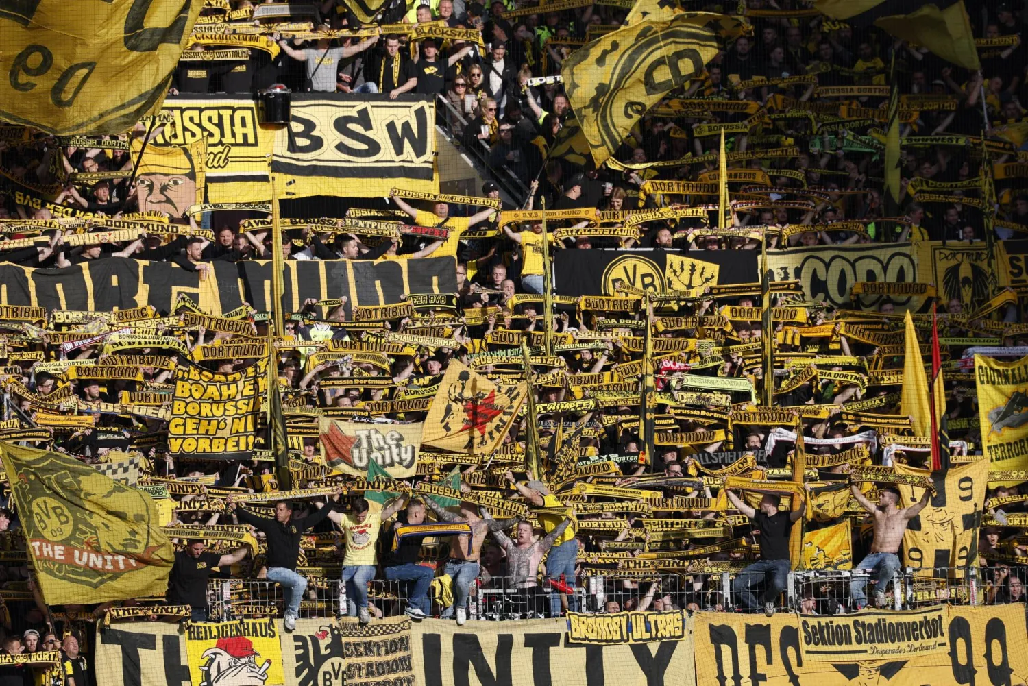 جماهير دورتموند «الزائرة» تحتفل بالفوز على ماينز (رويترز)