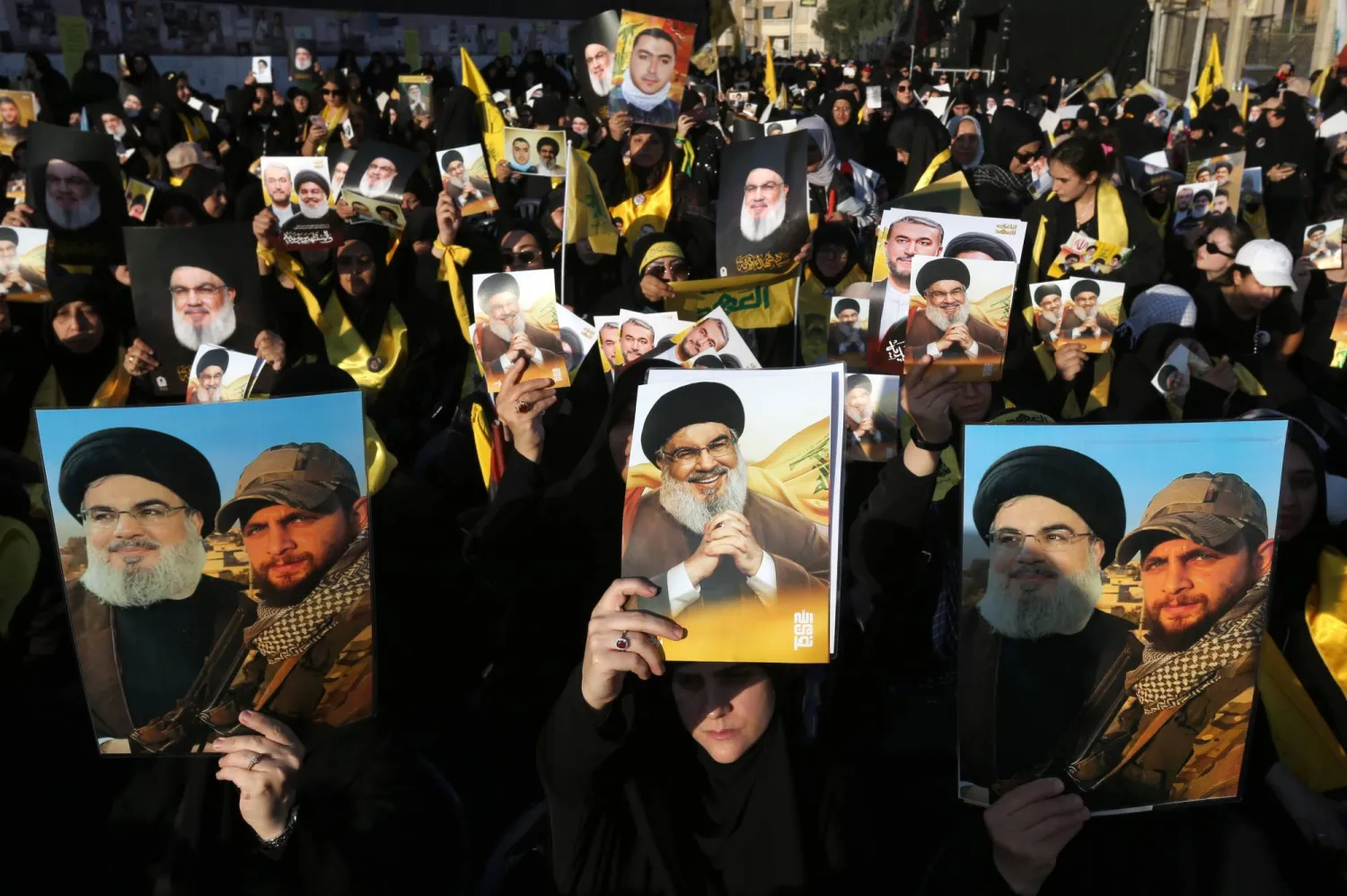 مناصرون لـ«حزب الله» يرفعون صور أمينه العام السابق في الذكرى السنوية الأولى لاغتياله بجنوب بيروت (إ.ب.أ)