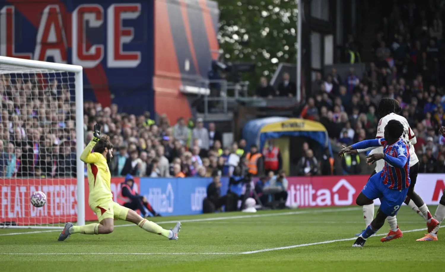 الإنجليزي نيكيتاه يسجل هدف الفوز القاتل في مرمى أليسون بيكر (رويترز)