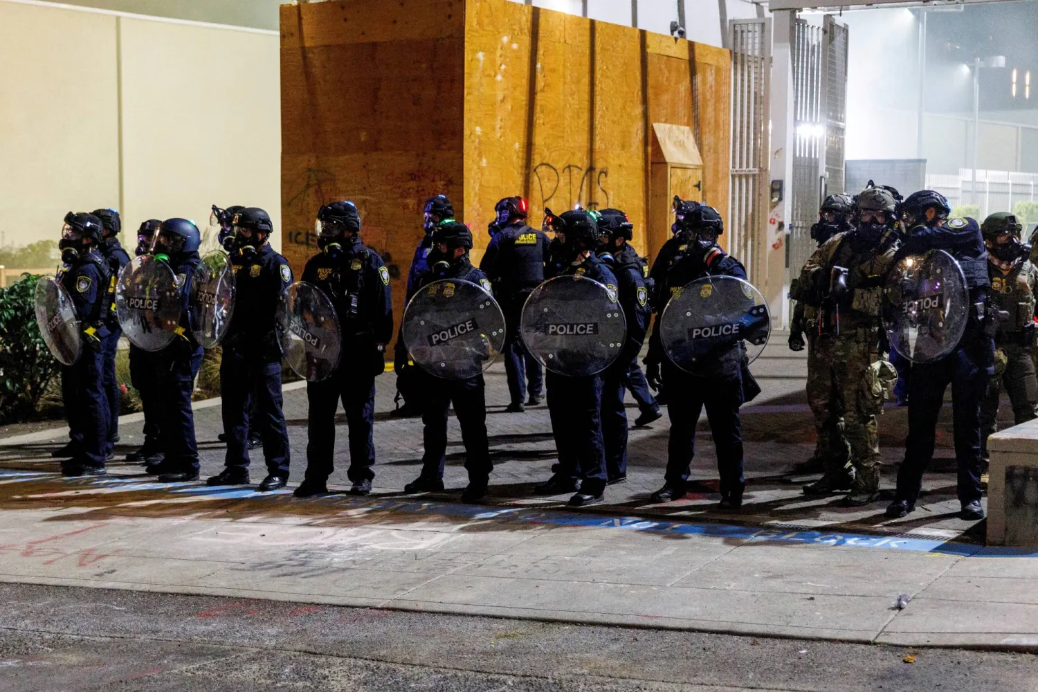FILE PHOTO: ICE agents stand guard during a protest against the US President Donald Trump administration's immigration policies, outside an ICE detention facility in Portland, Oregon, US, September 1, 2025.    REUTERS/John Rudoff/File Photo