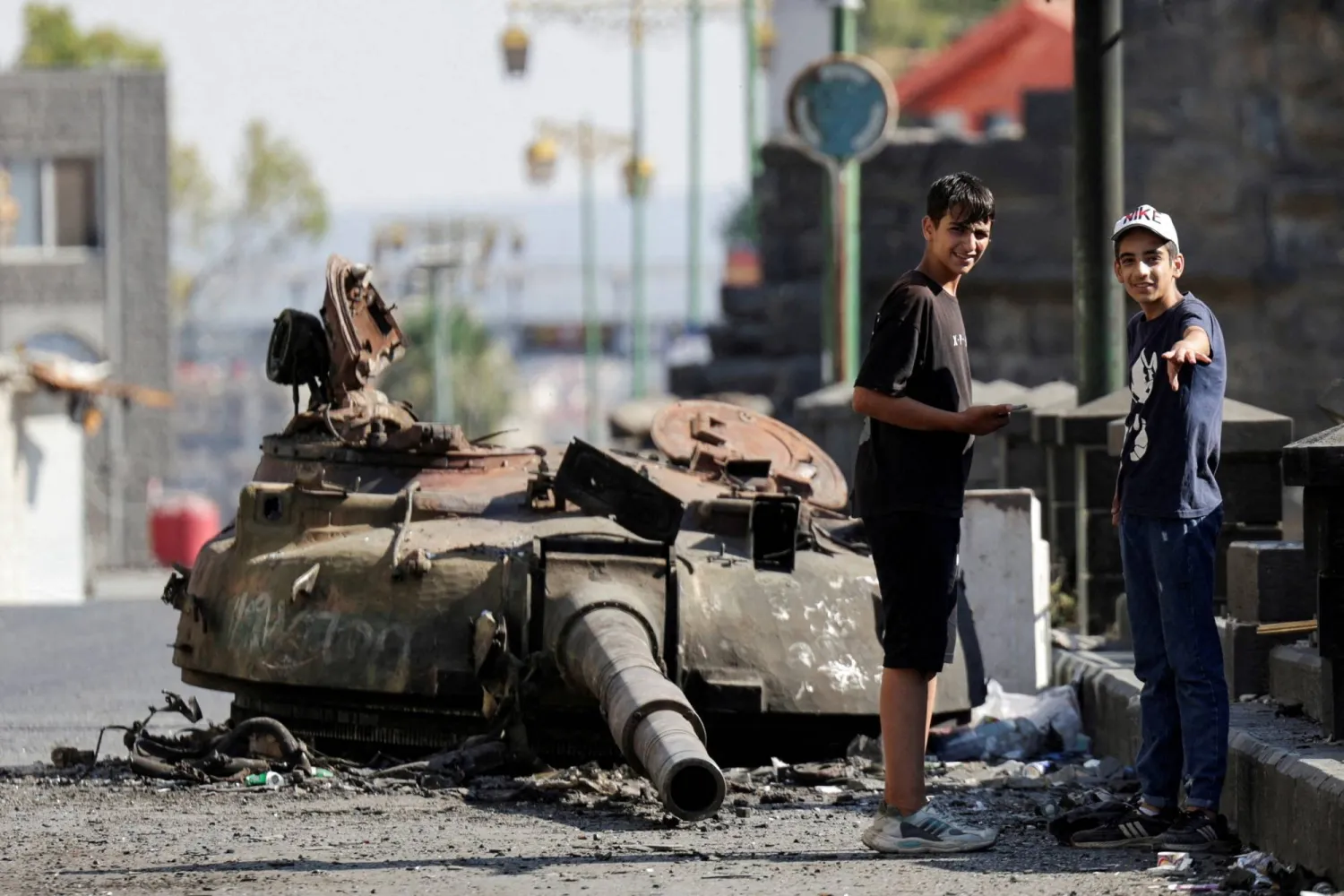 دبابة مُدمَّرة عقب اشتباكات دامية بين مقاتلين دروز وقبائل بدوية وقوات حكومية بمدينة السويداء في 25 يوليو الماضي (رويترز)