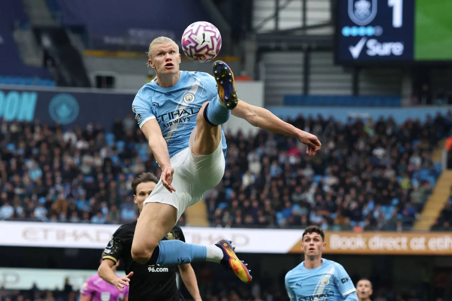 هالاند ماكينة لا تهدأ (أ.ف.ب)