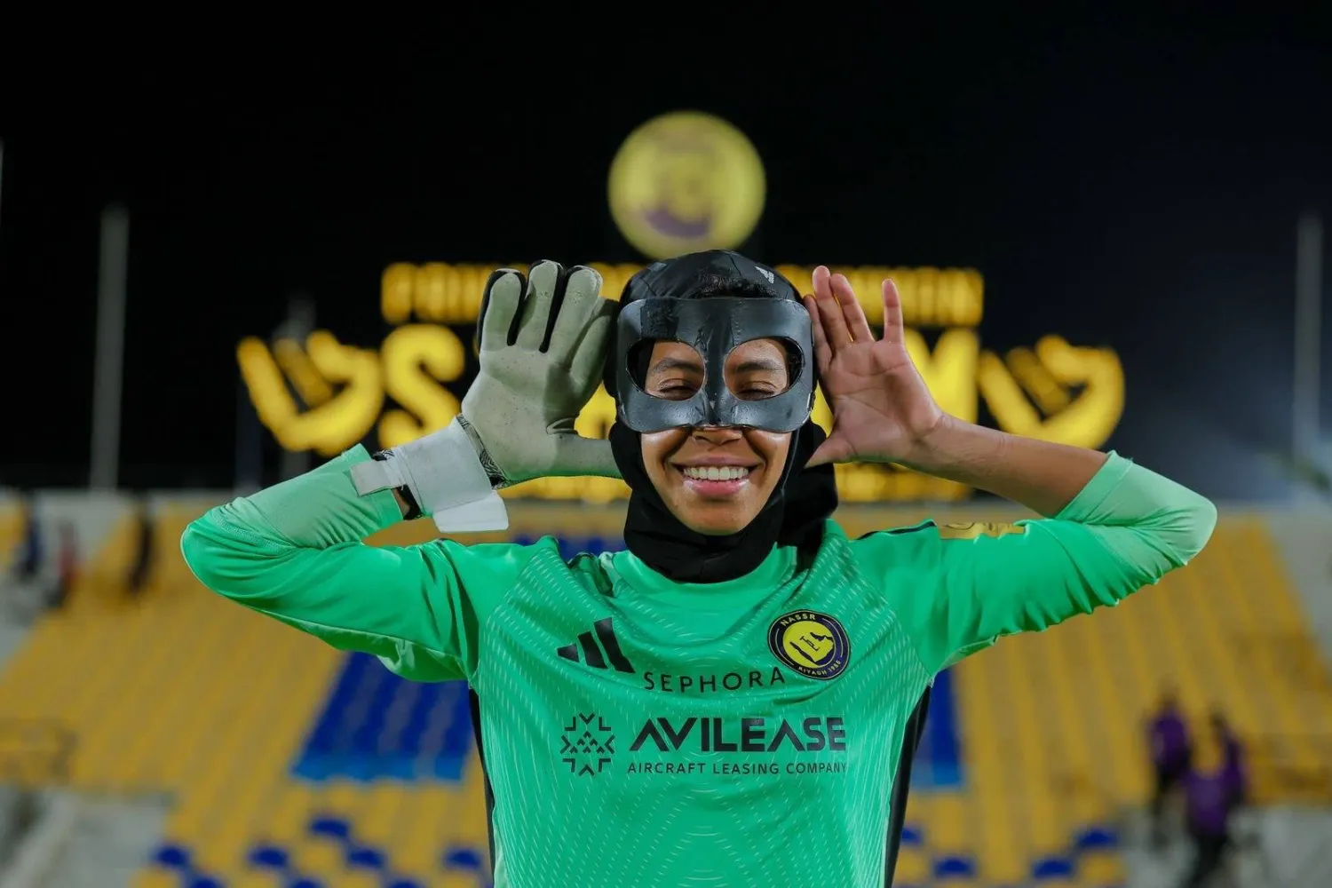 منى عبد الرحمن حارسة سيدات النصر تحتفل بالفوز (الشرق الأوسط)