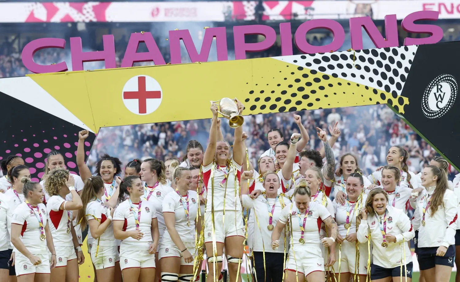 منتخب سيدات إنجلترا للرغبي يضع حداً لثماني سنوات من الإحباط (رويترز)