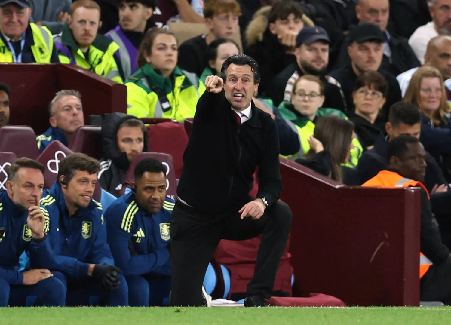 الضغوط تتزايد على أوناي إيمري  مدرب أستون فيلا بعد نتائج الفريق السيئة (رويترز)