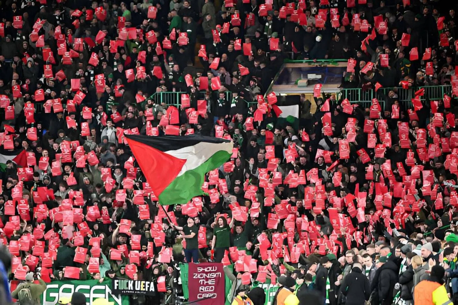 مدرجات الملاعب في جميع أنحاء العالم لم تتوقف عن دعم فلسطين (الشرق الأوسط)