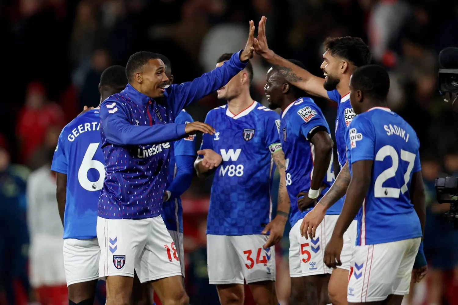 فرحة لاعبي سندرلاند بالفوز (رويترز)