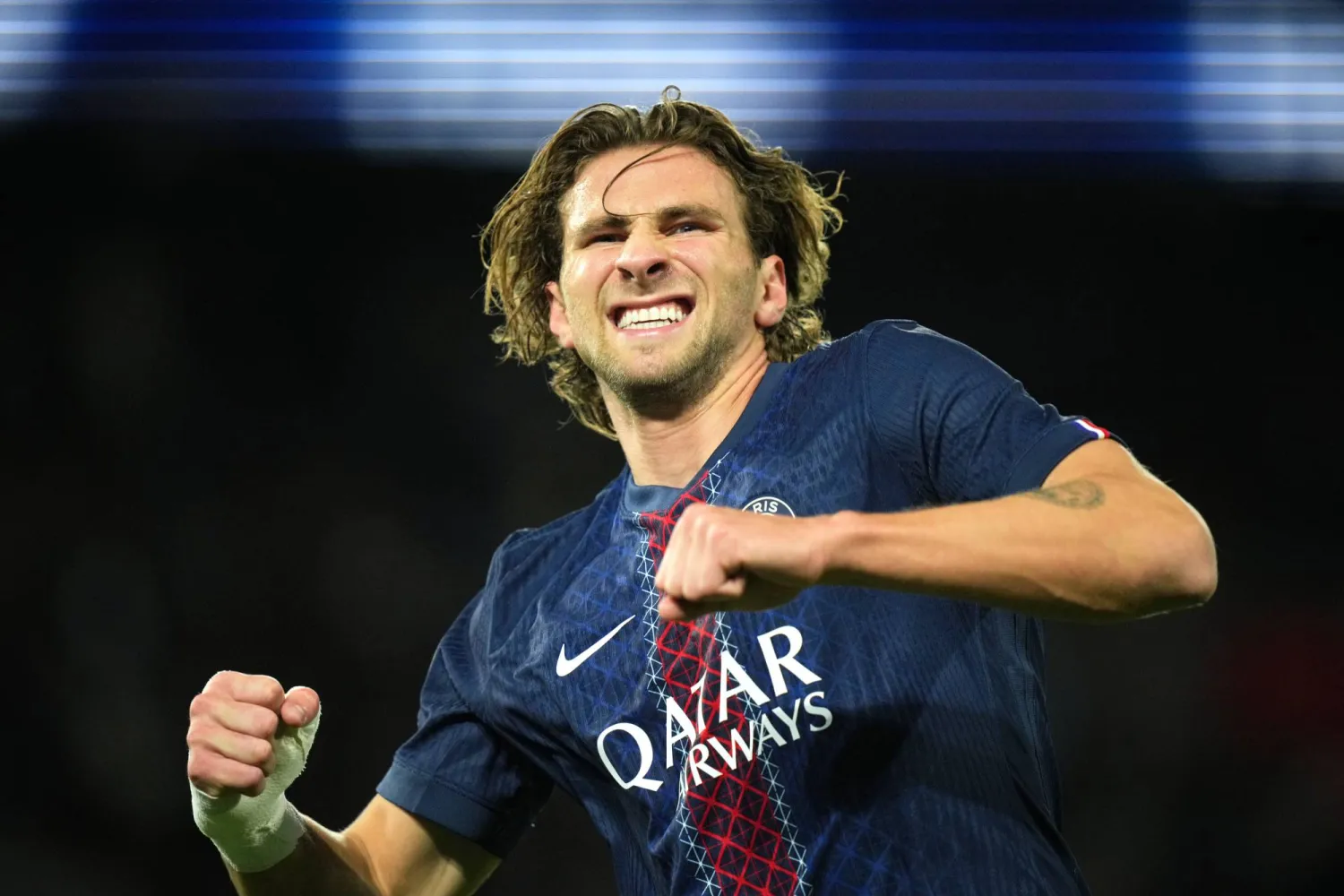 زابارنيي يحتفل بهدفه في شباك أوكسير (أ.ب)