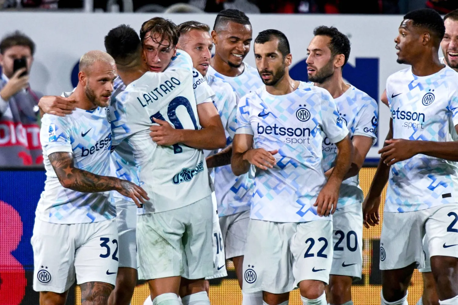 لاعبو انتر ميلان يحتفلون بالهدف الثاني (أ.ب)