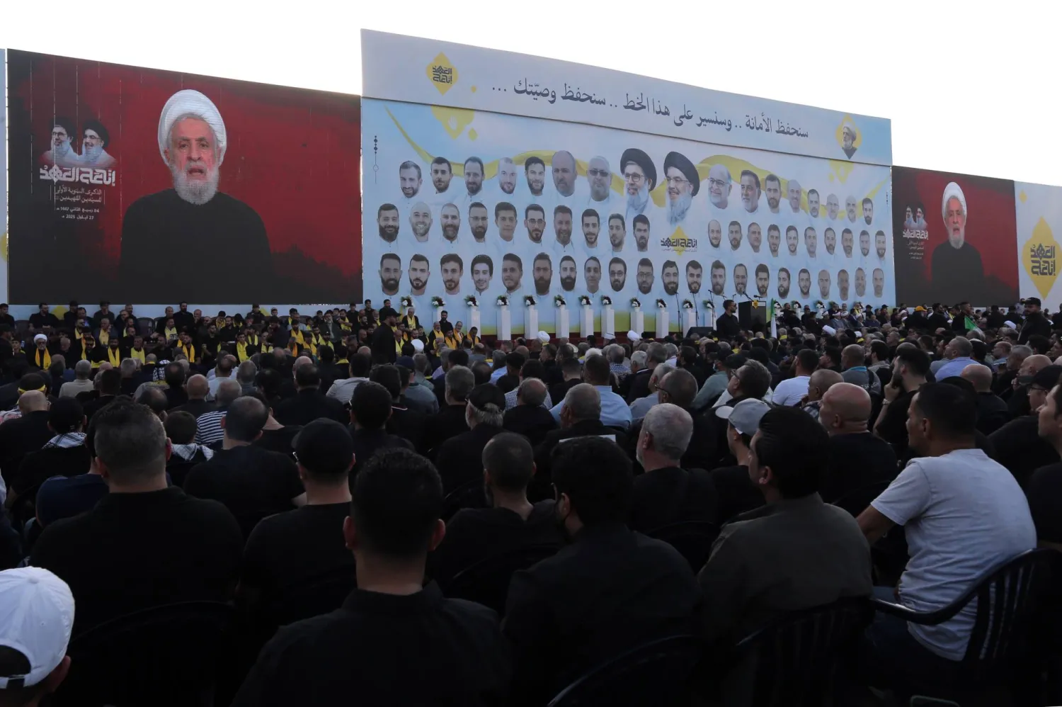 نعيم قاسم يتحدث عبر الشاشة في ذكرى اغتيال نصر الله بالضاحية الجنوبية لبيروت (إ.ب.أ)